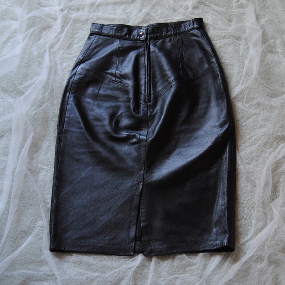 80’s Vintage Italian Leather Midi Skirt - Picture 2 of 4